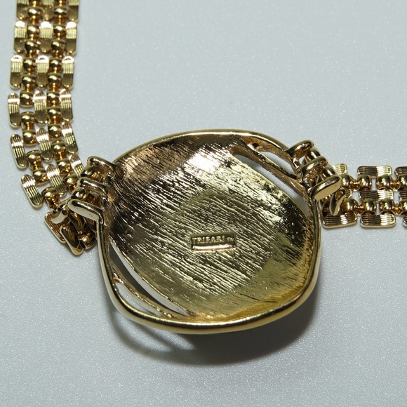 Vintage Signed Trifari Necklace with Black Enamel and Shiny Gold Centerpiece - Picture 3 of 4